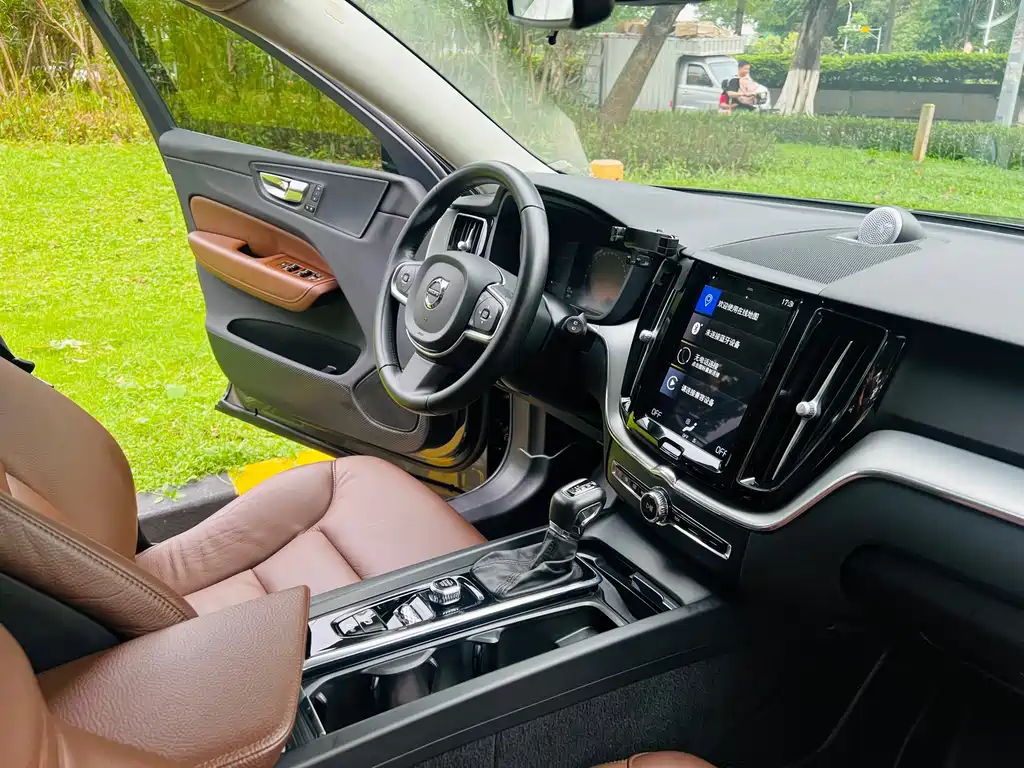 Volvo XC60 2020 — фото 13