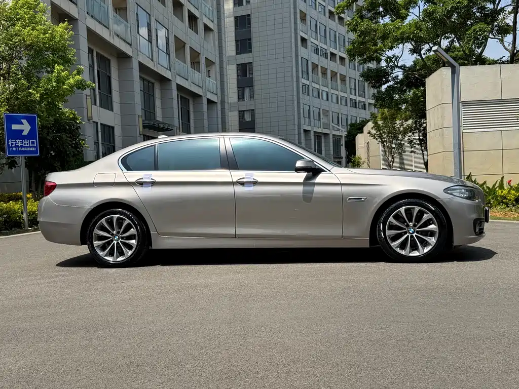 BMW 5 Series 2017 — фото 12