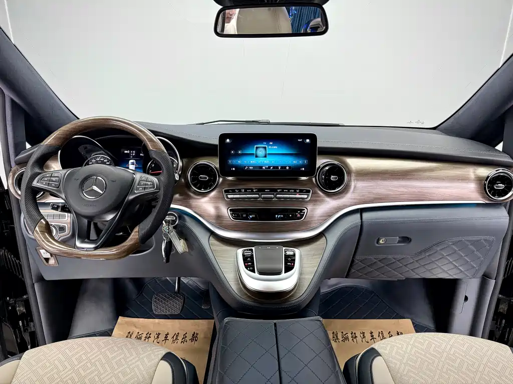 Mercedes-Benz V-Class 2021 — фото 18