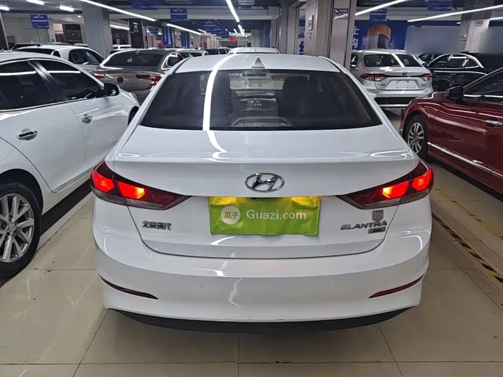 Hyundai Elantra 2018 — фото 6