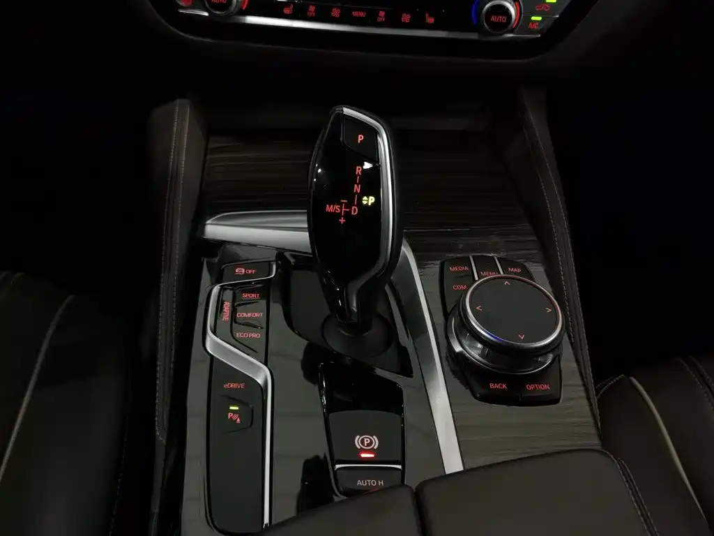 BMW 5 Series New Energy 2019 — фото 13
