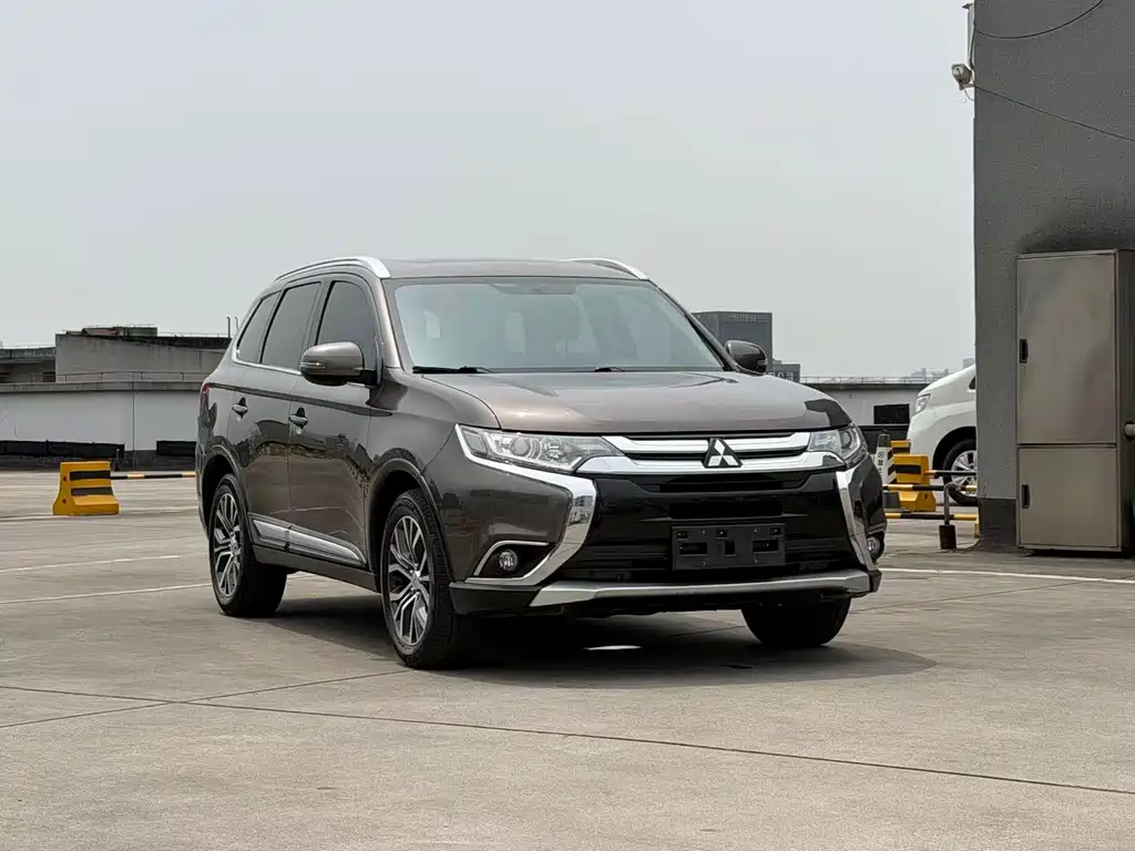 Mitsubishi Outlander 2018 — фото 3