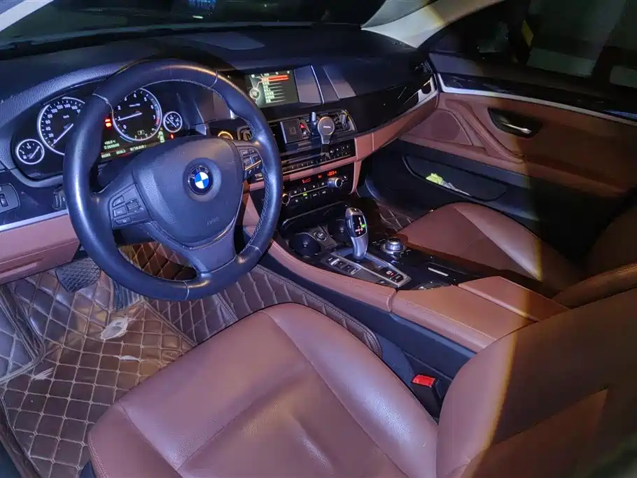 BMW 5 Series 2017 — фото 12