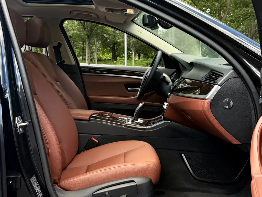 BMW 5 Series 2016 — фото 11