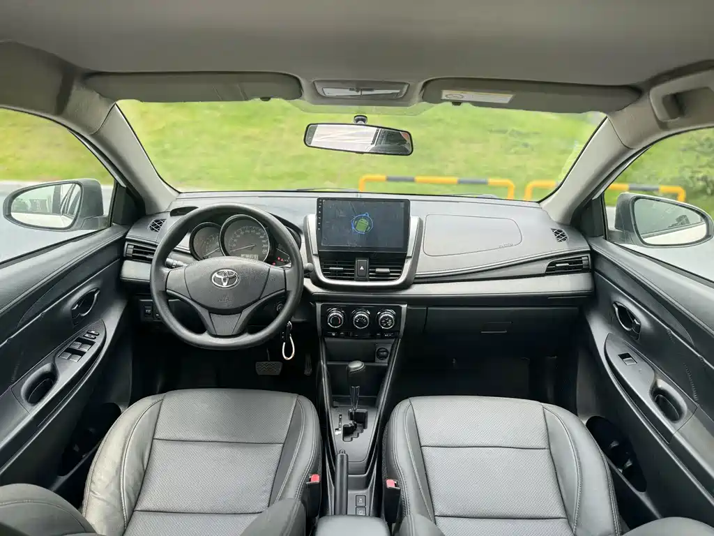 Toyota Yaris L 2017 — фото 10