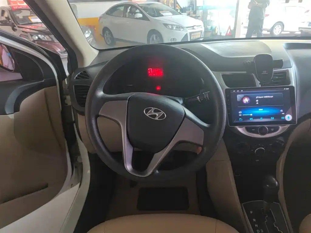 Hyundai Verna 2015 — фото 11