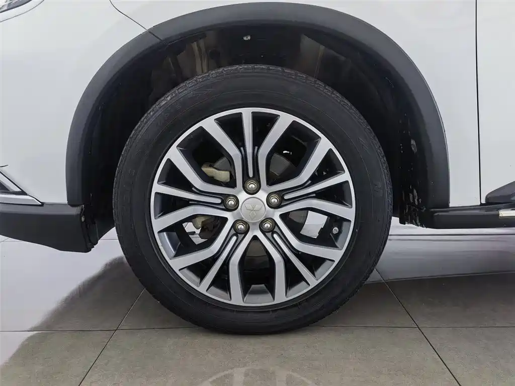 Mitsubishi Outlander 2018 — фото 17
