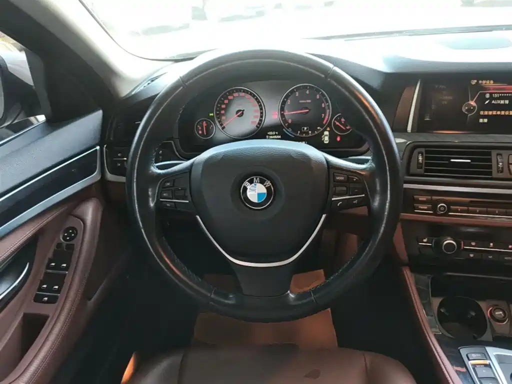 BMW 5 Series 2017 — фото 11