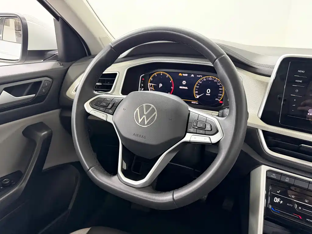 Volkswagen T-Roc 2023 — фото 12