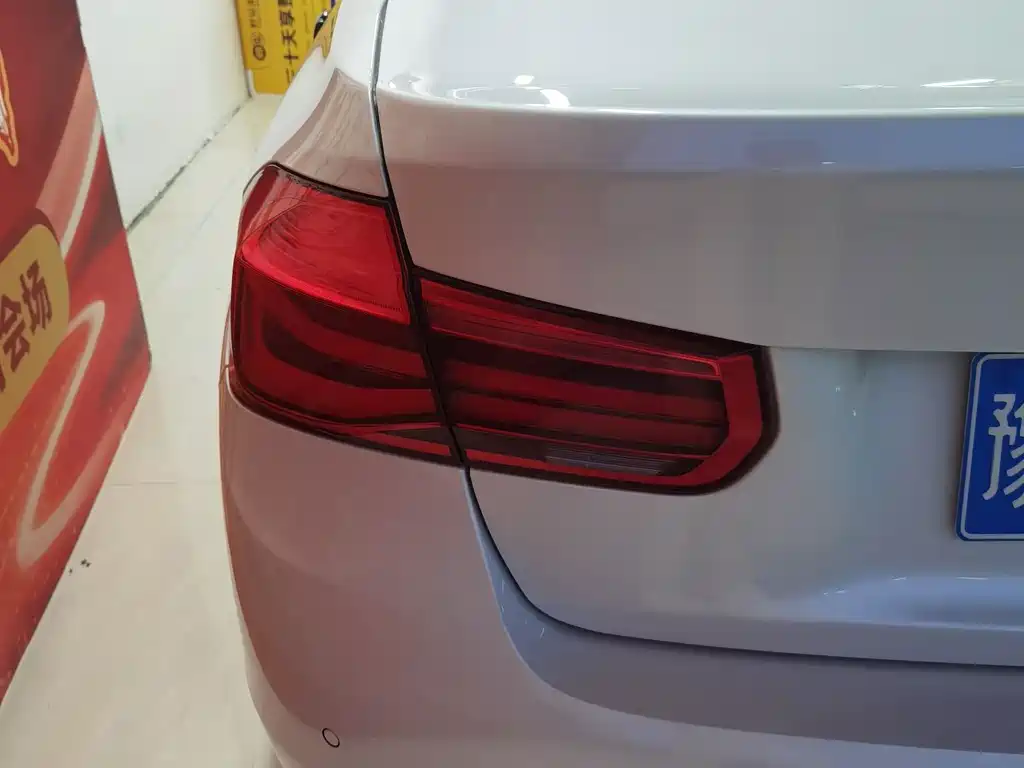 BMW 3 Series 2017 — фото 13