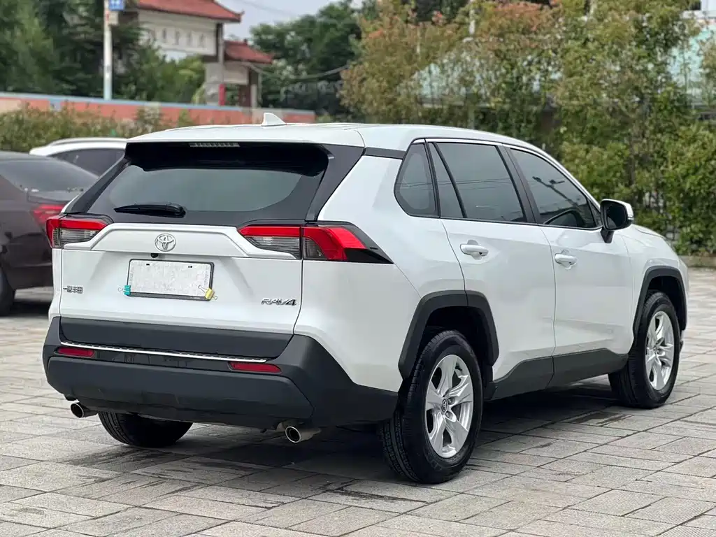 Toyota RAV4 2024 — фото 10