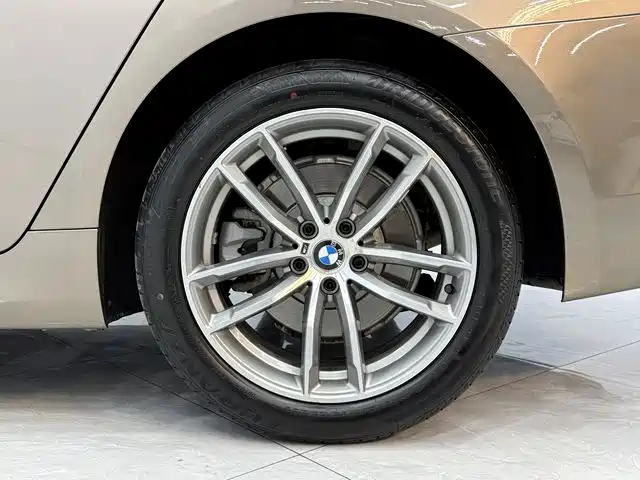 BMW 5 Series 2019 — фото 17