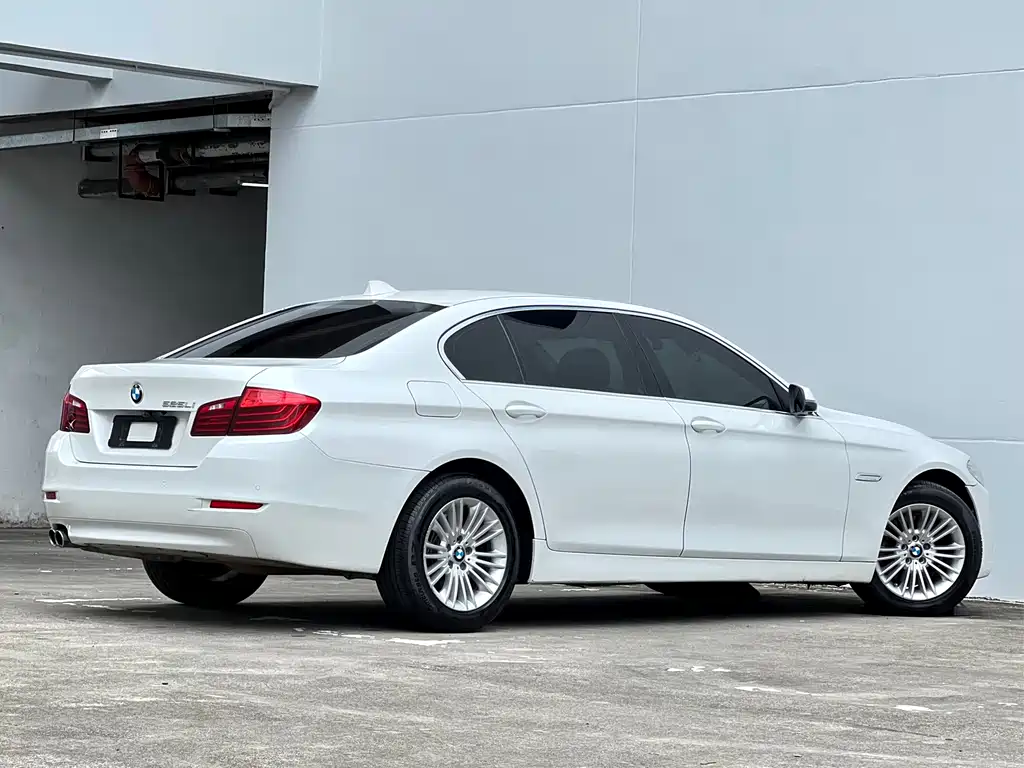 BMW 5 Series 2016 — фото 12