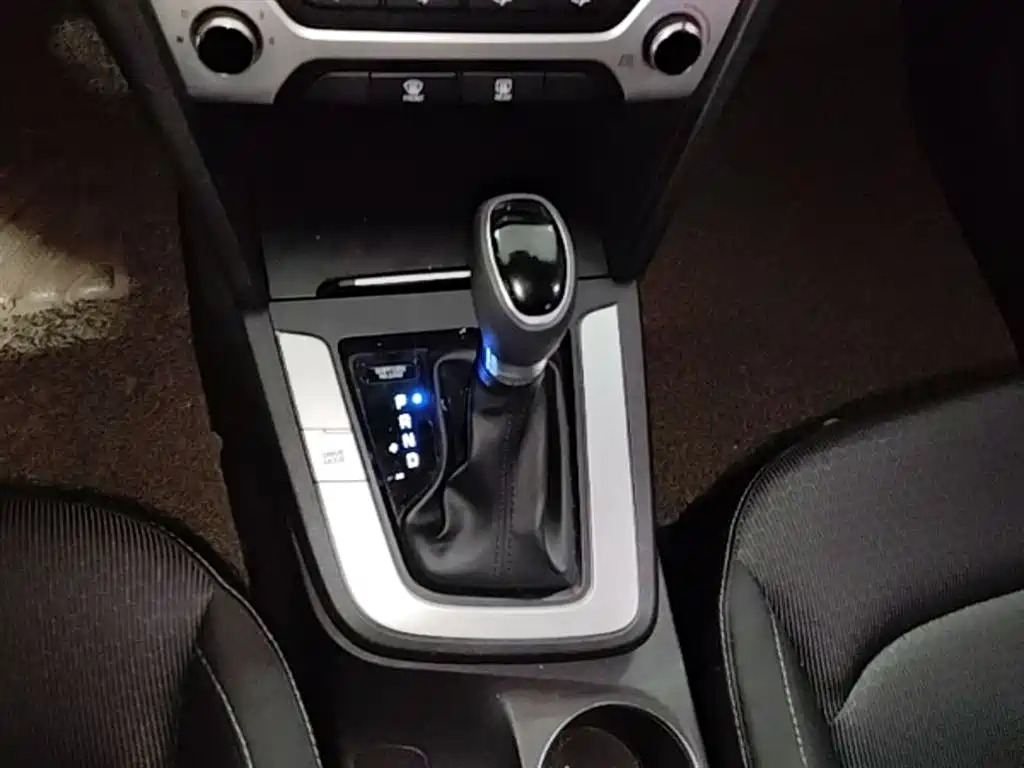 Hyundai Elantra 2018 — фото 14