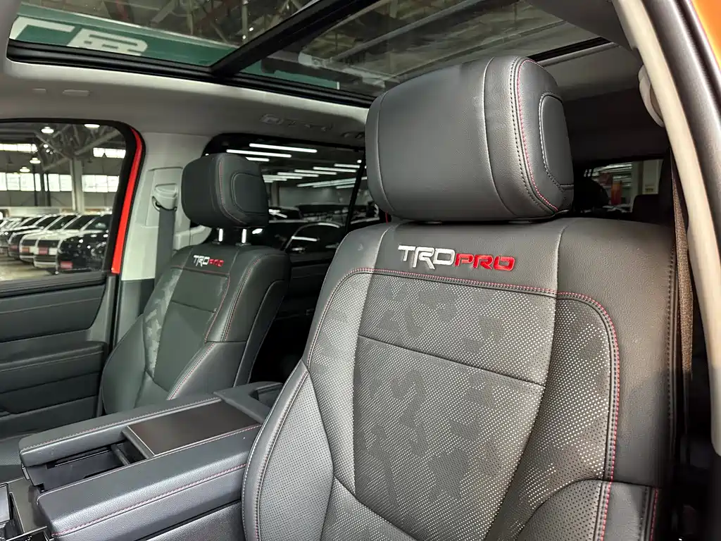Toyota Sequoia 2023 — фото 12