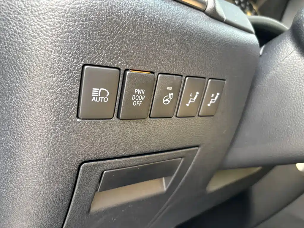 Toyota Vellfire 2023 — фото 13