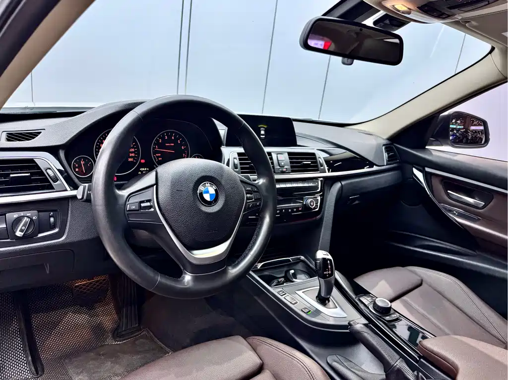 BMW 3 Series 2018 — фото 8