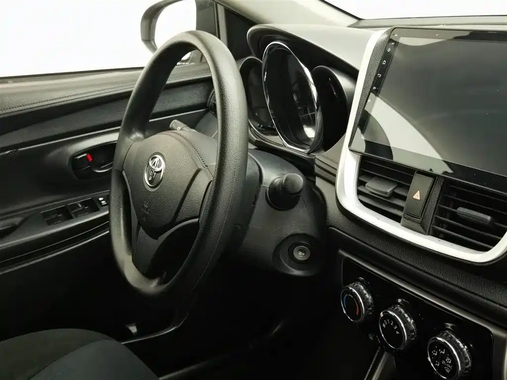 Toyota Yaris L 2019 — фото 23