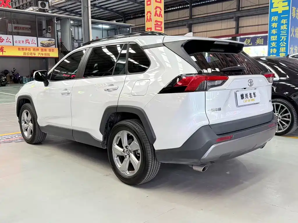 Toyota RAV4 2021 — фото 4