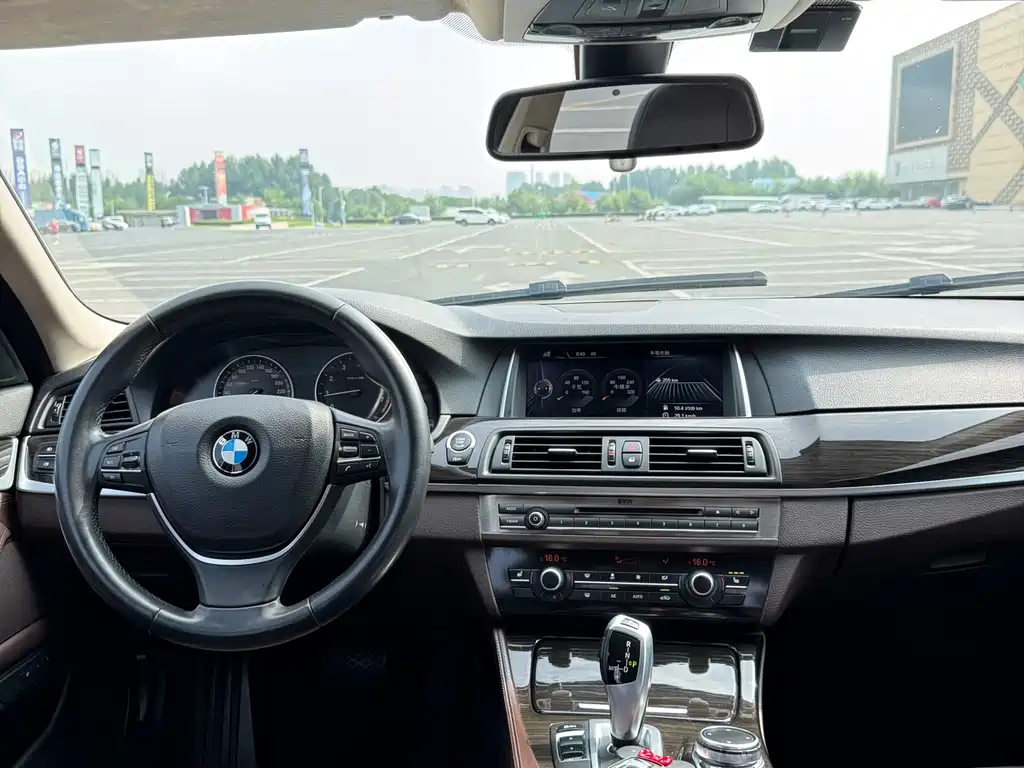 BMW 5 Series 2015 — фото 15