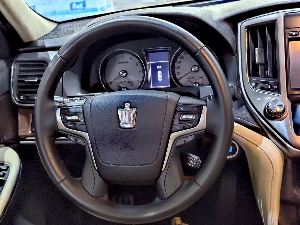 Toyota Crown 2016 — фото 12