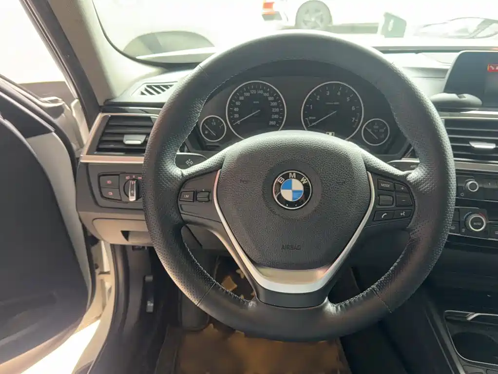 BMW 3 Series 2018 — фото 14