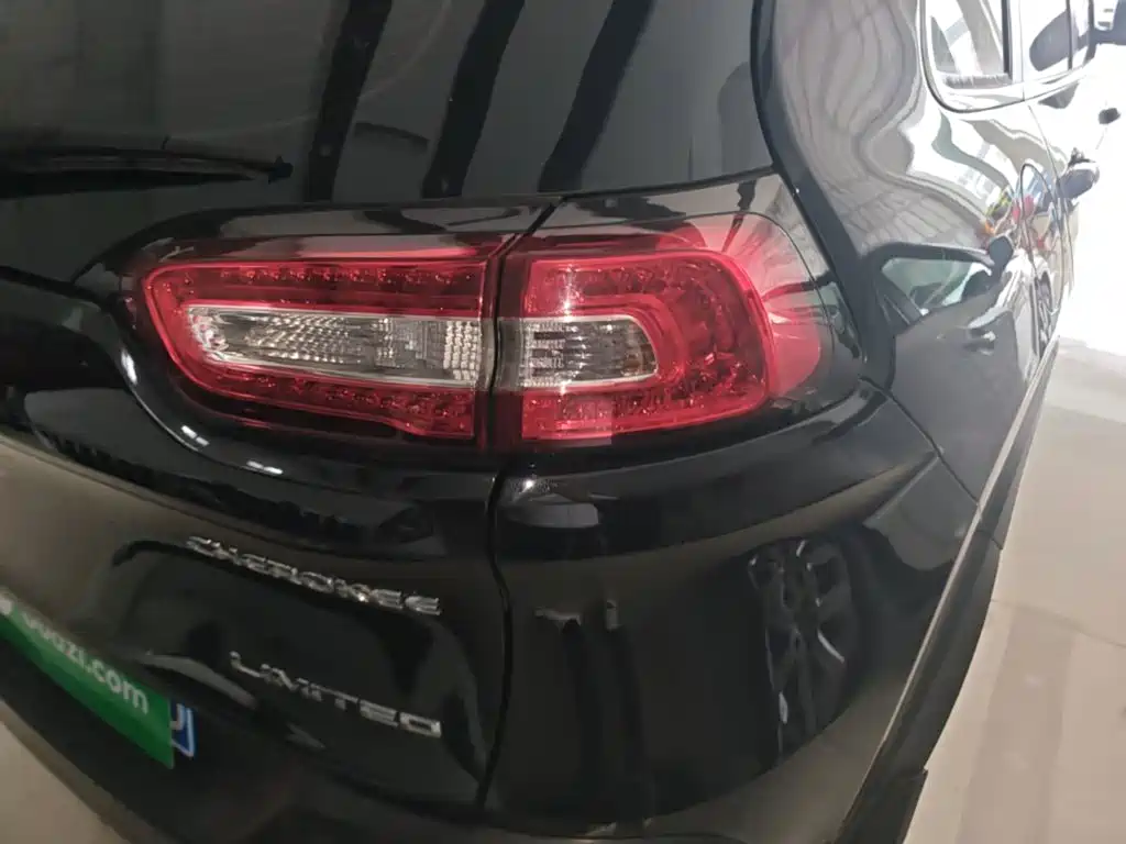 Jeep Cherokee 2018 — фото 8