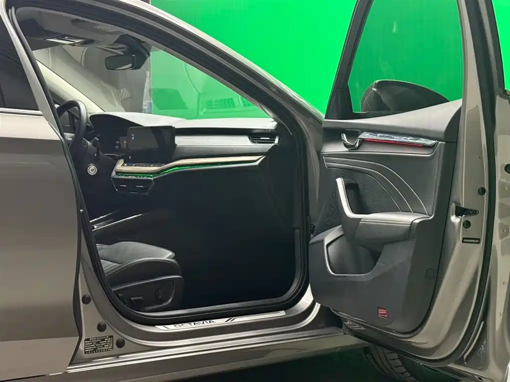 Skoda Octavia 2021 — фото 11