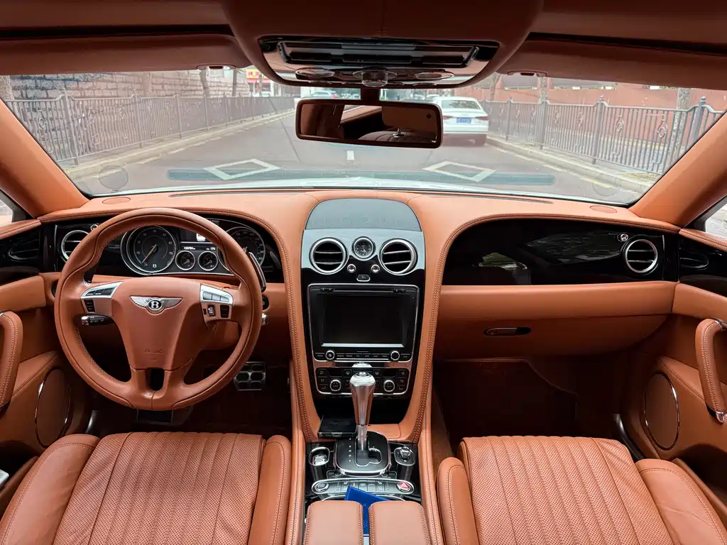 Bentley Flying Spur 2017 — фото 12