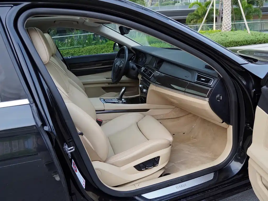 BMW 7 Series 2010 — фото 15