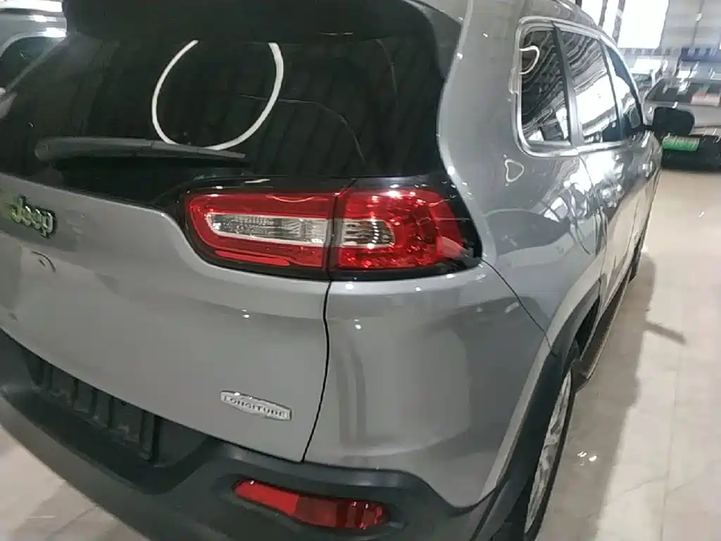 Jeep Cherokee 2015 — фото 8