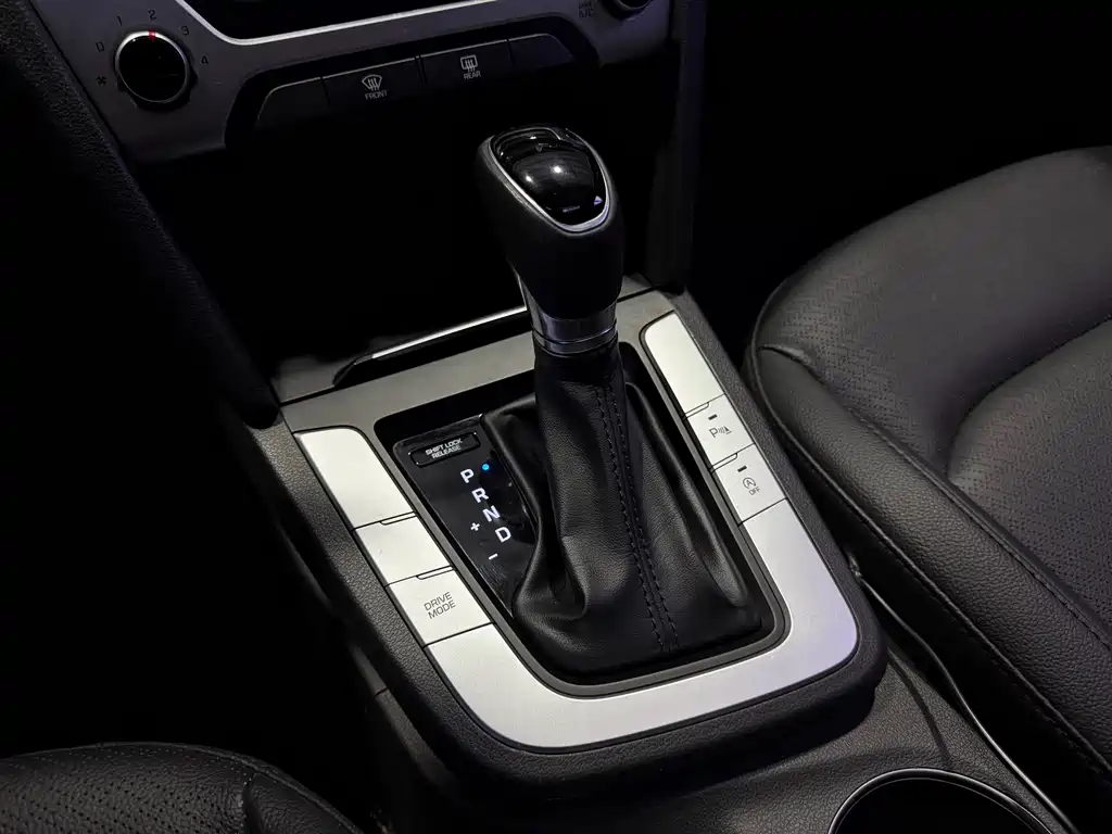 Hyundai Elantra 2018 — фото 10