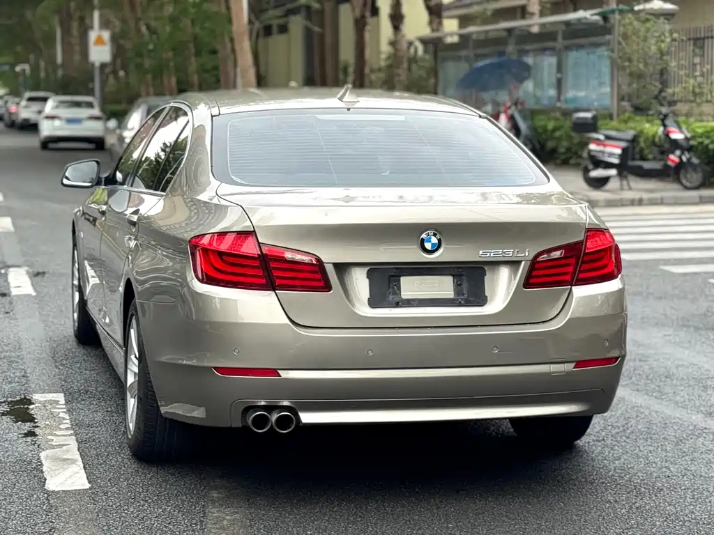 BMW 5 Series 2011 — фото 19