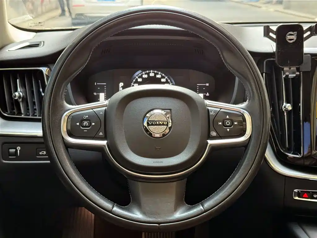 Volvo XC60 2020 — фото 12