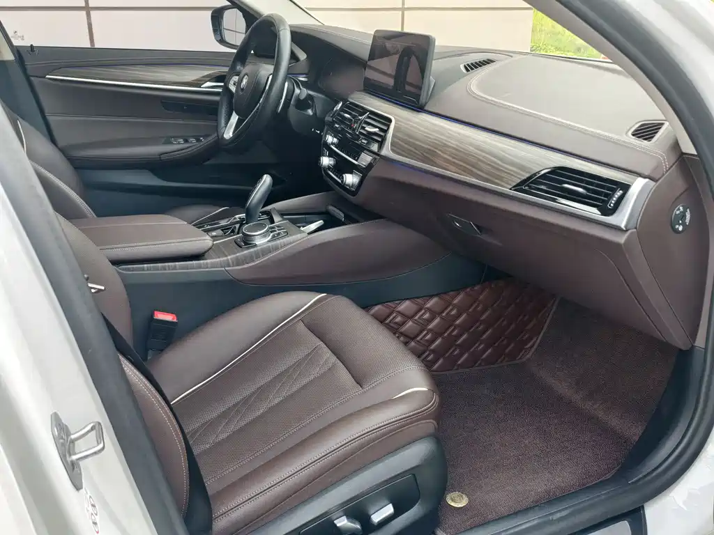 BMW 5 Series 2021 — фото 10