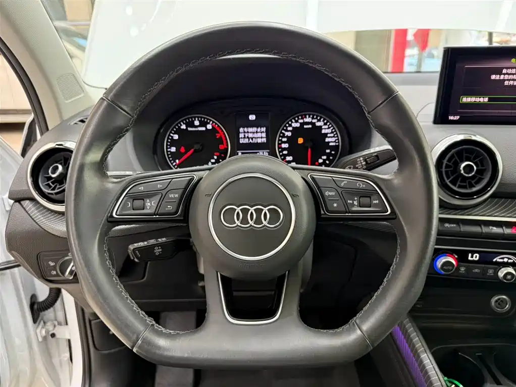 Audi Q2L 2023 — фото 11