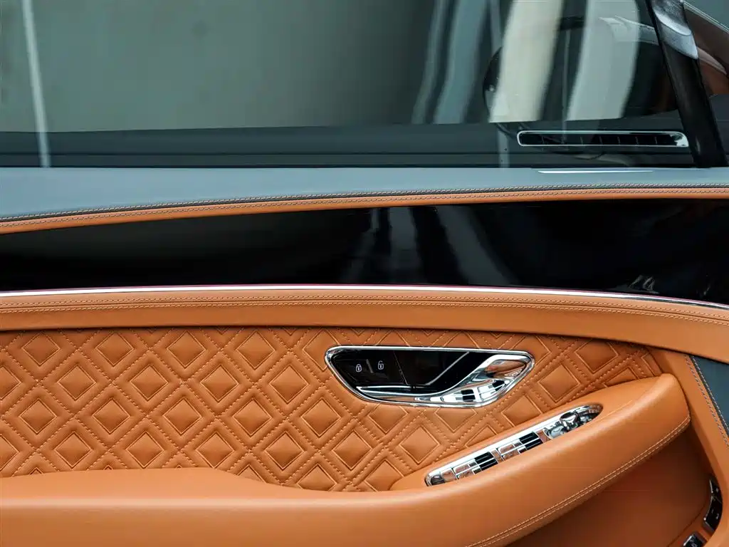 Bentley Continental 2024 — фото 10