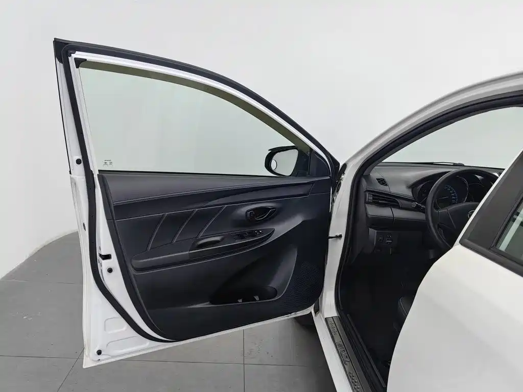 Toyota Yaris L 2016 — фото 8