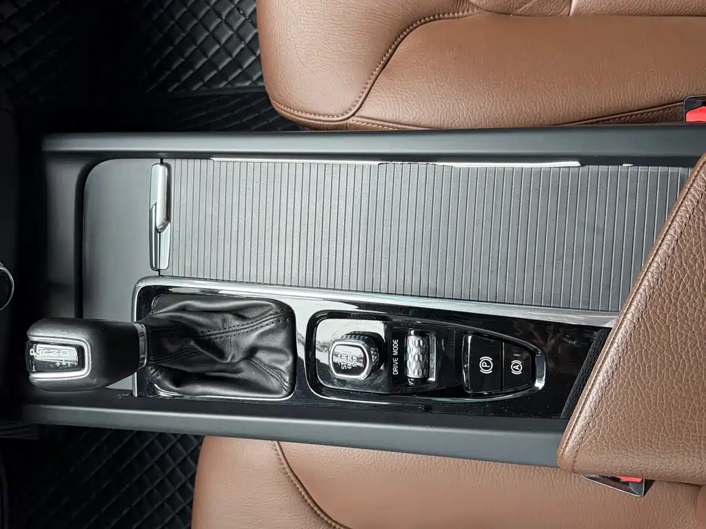 Volvo XC60 2019 — фото 11