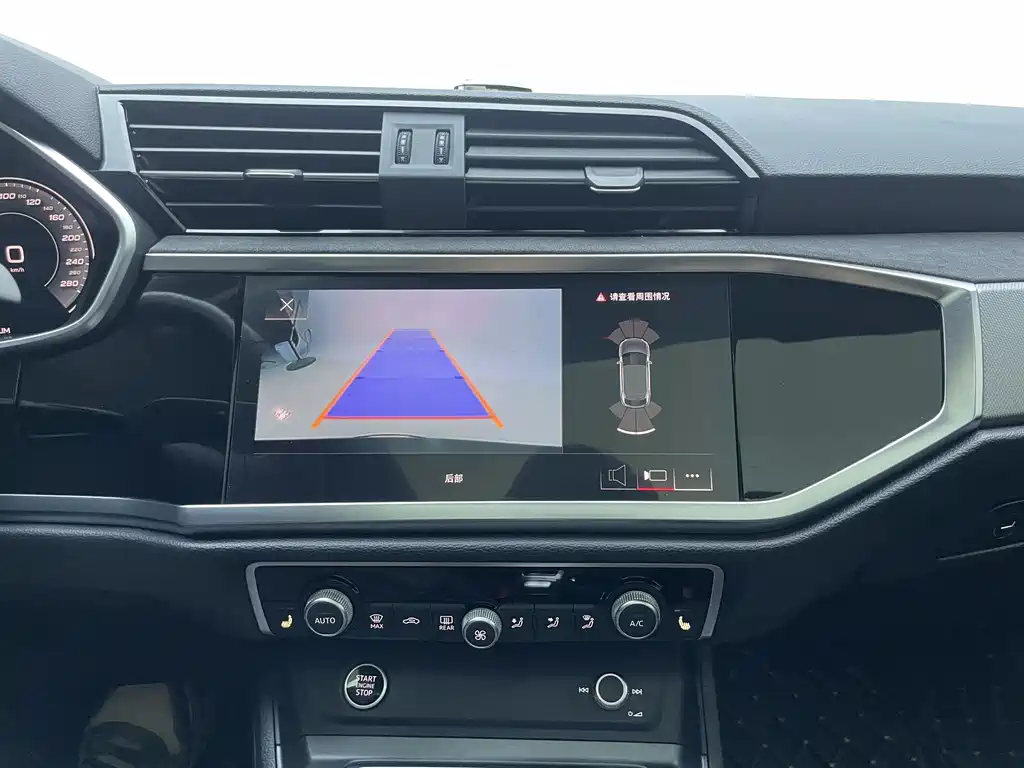 Audi Q3 Sportback 2023 — фото 11