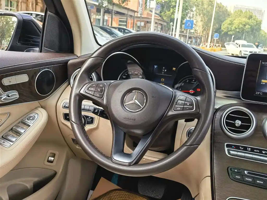 Mercedes-Benz GLC 2018 — фото 12