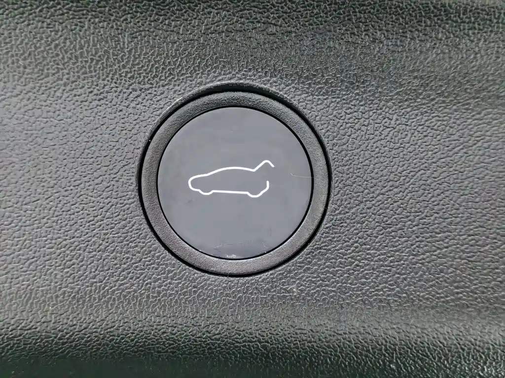 Tesla Model Y 2023 — фото 16