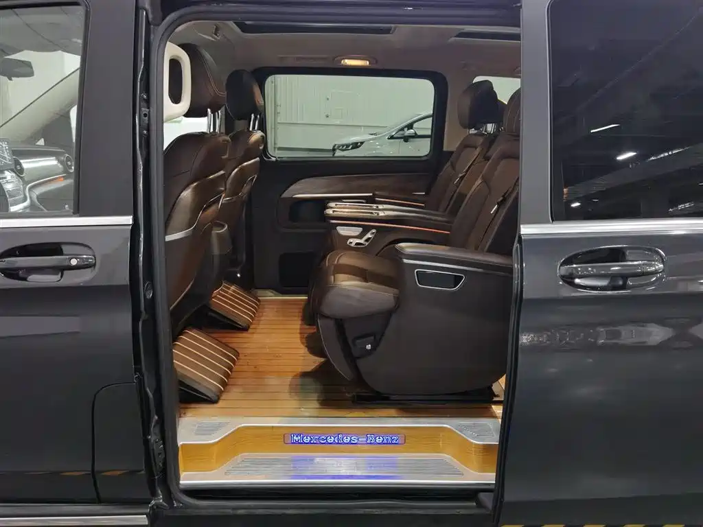 Mercedes-Benz V-Class 2021 — фото 15