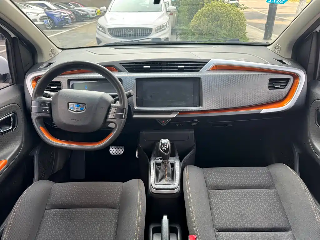 Geely Vision X1 2018 — фото 11