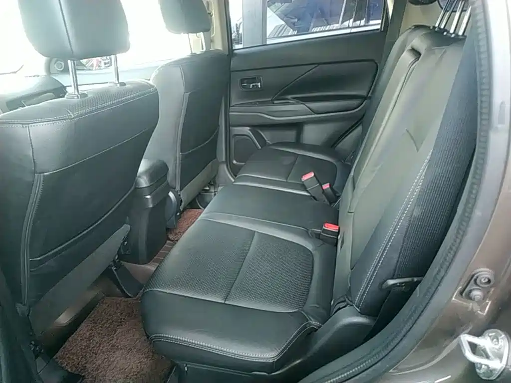 Mitsubishi Outlander 2016 — фото 17
