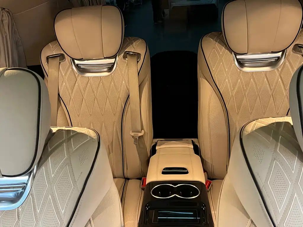 Mercedes-Benz V-Class 2023 — фото 9