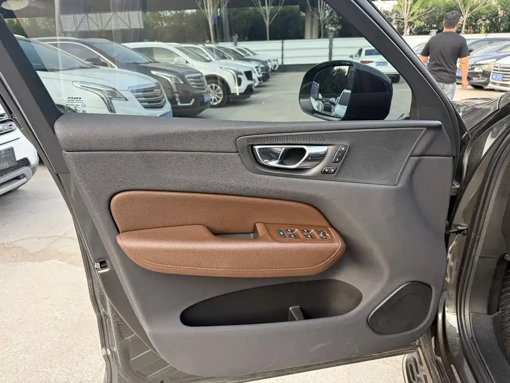 Volvo XC60 2020 — фото 3