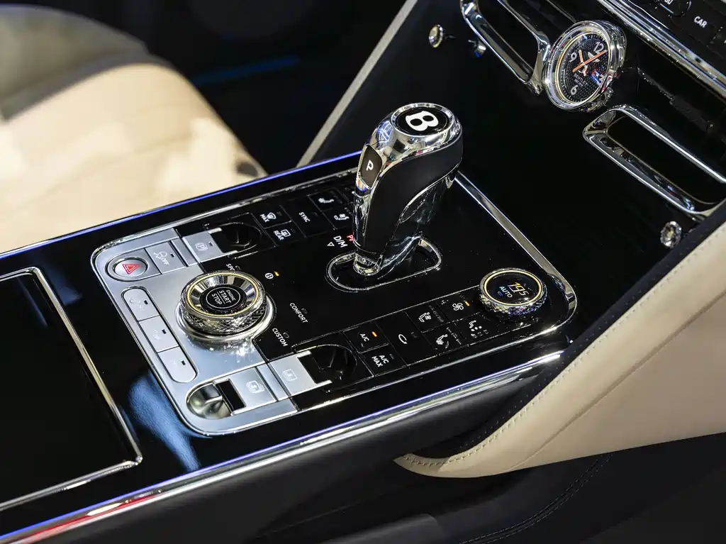 Bentley Flying Spur 2024 — фото 20