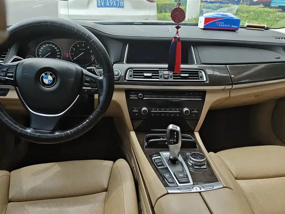 BMW 7 Series 2013 — фото 12