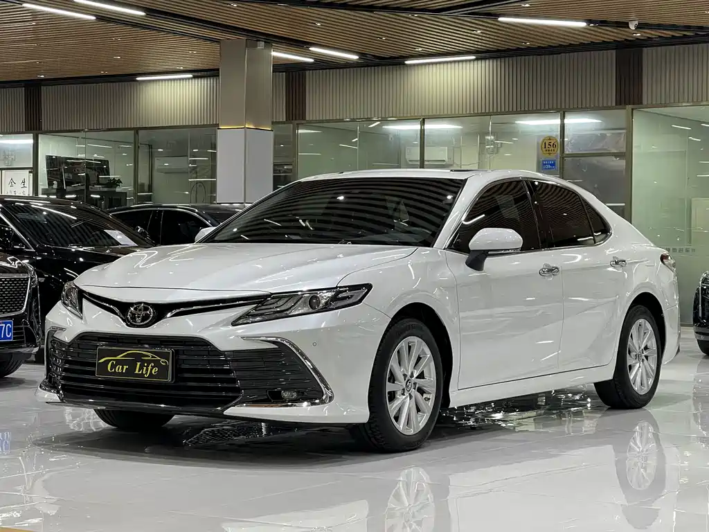 Toyota Camry 2021 — фото 1
